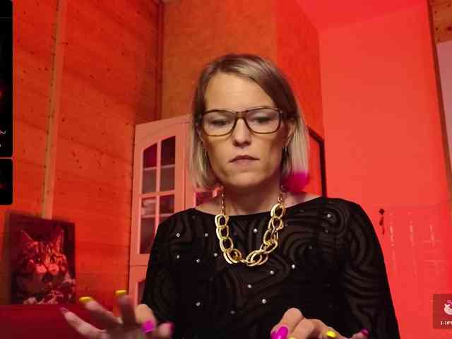 Findom_Lady_Shine webcam