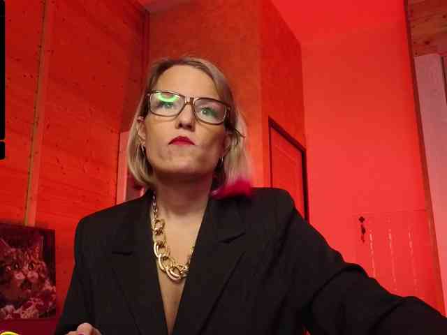 Findom_Lady_Shine webcam