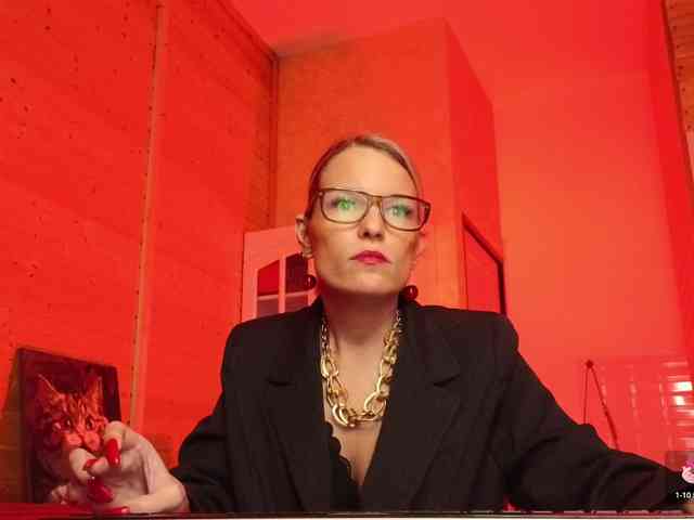 Findom_Lady_Shine webcam