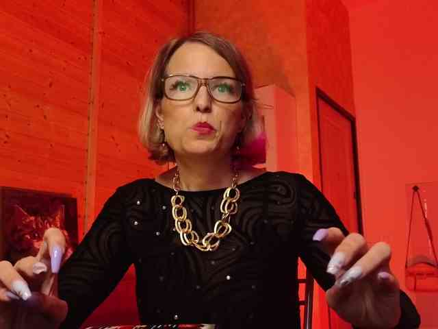 Findom_Lady_Shine webcam