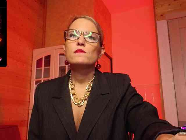 Findom_Lady_Shine webcam