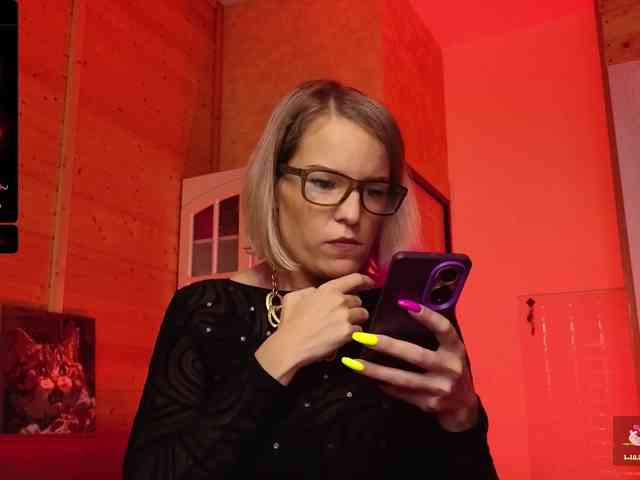 Findom_Lady_Shine webcam