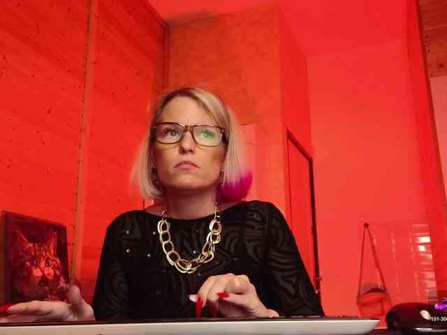 Findom_Lady_Shine webcam