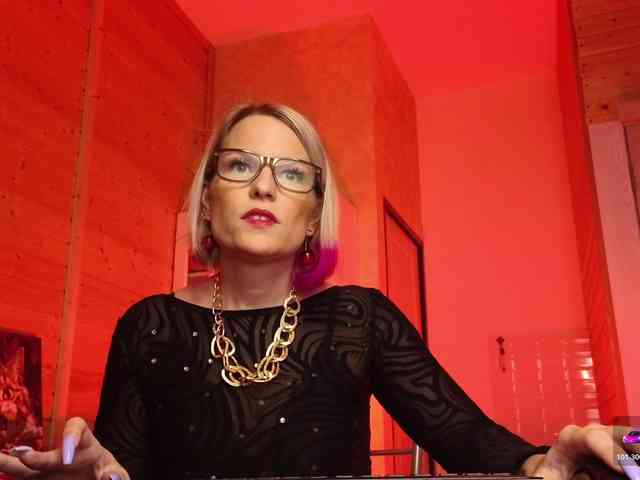 Findom_Lady_Shine webcam