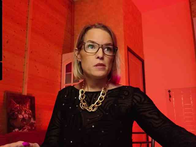 Findom_Lady_Shine webcam