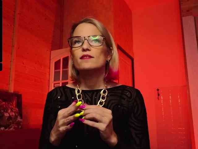 Findom_Lady_Shine webcam