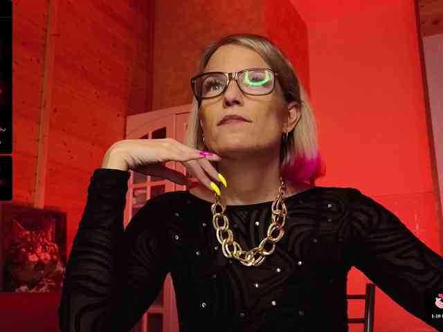 Findom_Lady_Shine webcam