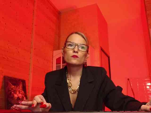 Findom_Lady_Shine webcam