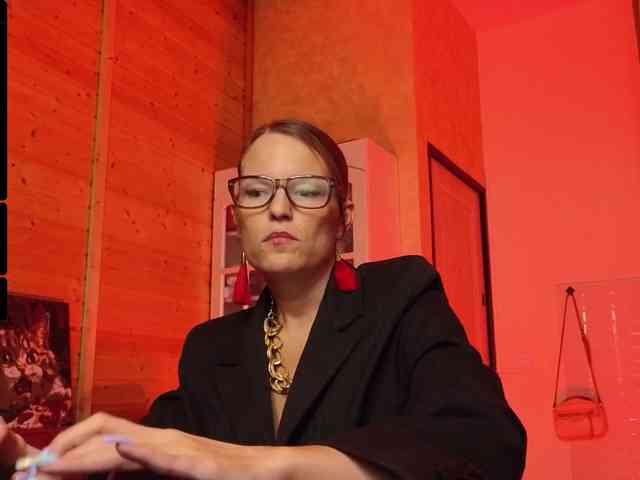 Findom_Lady_Shine webcam