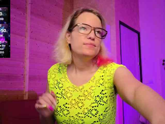Findom_Lady_Shine webcam
