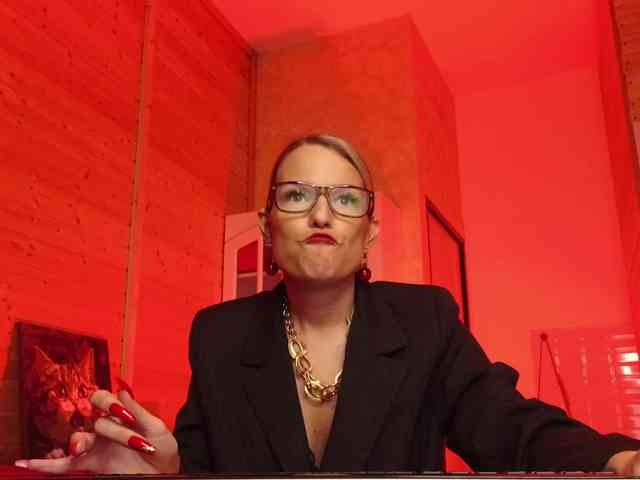 Findom_Lady_Shine webcam