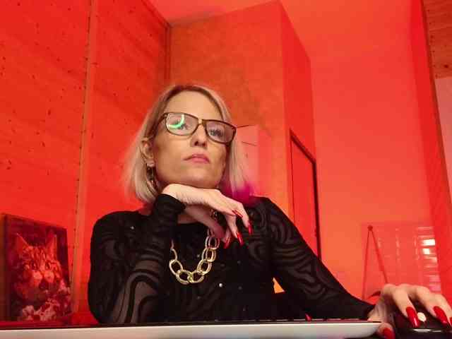 Findom_Lady_Shine webcam