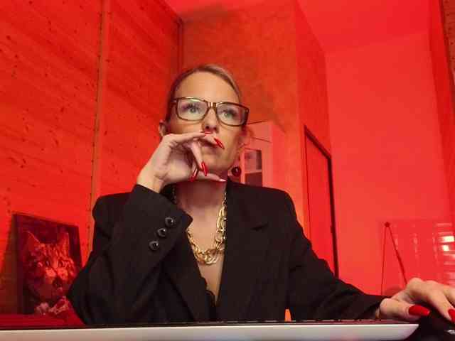 Findom_Lady_Shine webcam