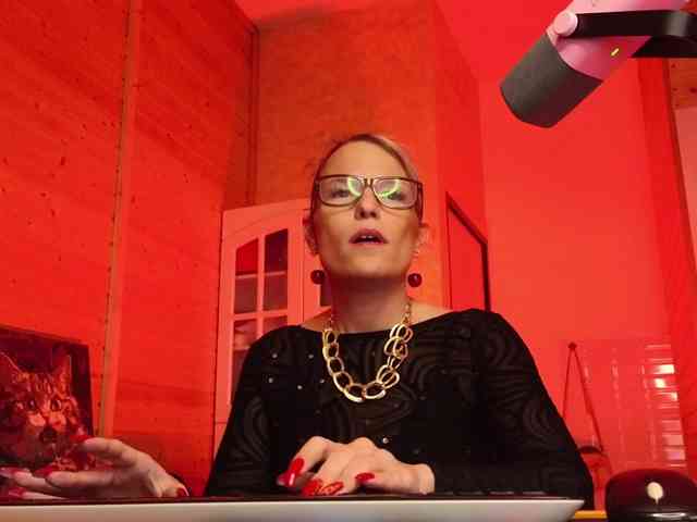 Findom_Lady_Shine webcam