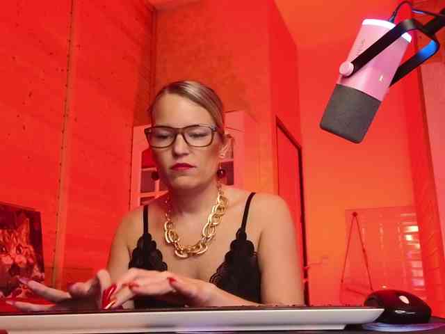 Findom_Lady_Shine webcam