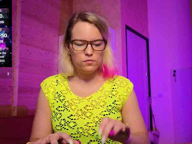 Findom_Lady_Shine webcam