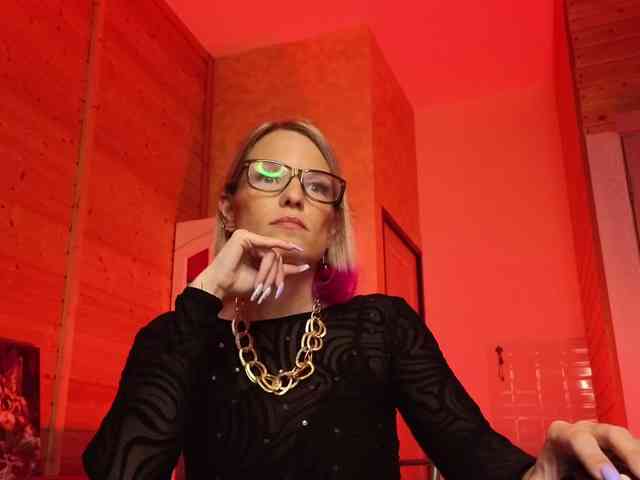 Findom_Lady_Shine webcam