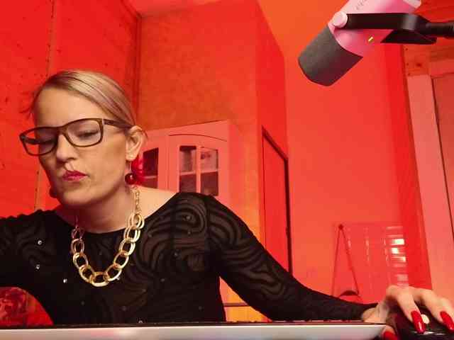 Findom_Lady_Shine webcam