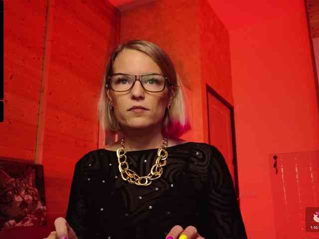 Findom_Lady_Shine webcam