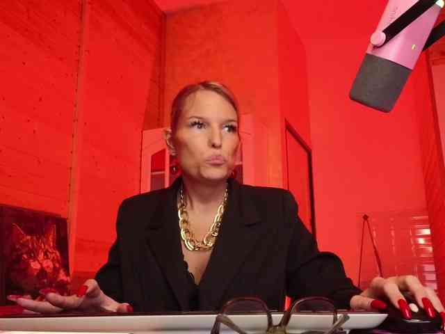 Findom_Lady_Shine webcam