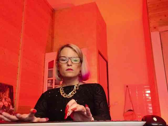 sweeteve050 Live Webcam on BongaCams