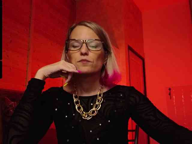 Findom_Lady_Shine webcam