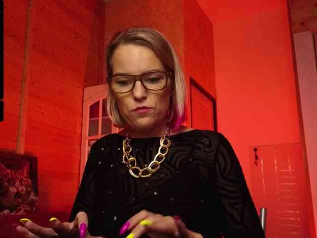 Findom_Lady_Shine webcam