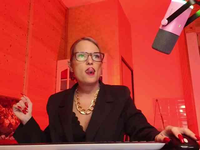 Findom_Lady_Shine webcam