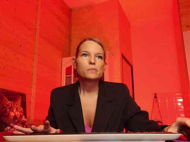 Findom_Lady_Shine webcam