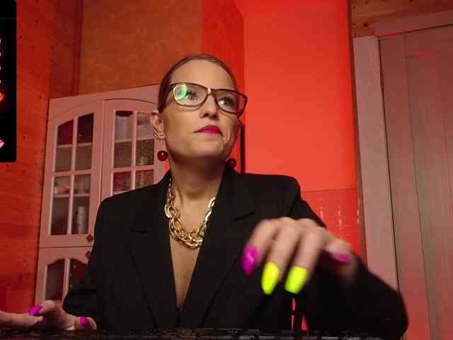 Findom_Lady_Shine webcam