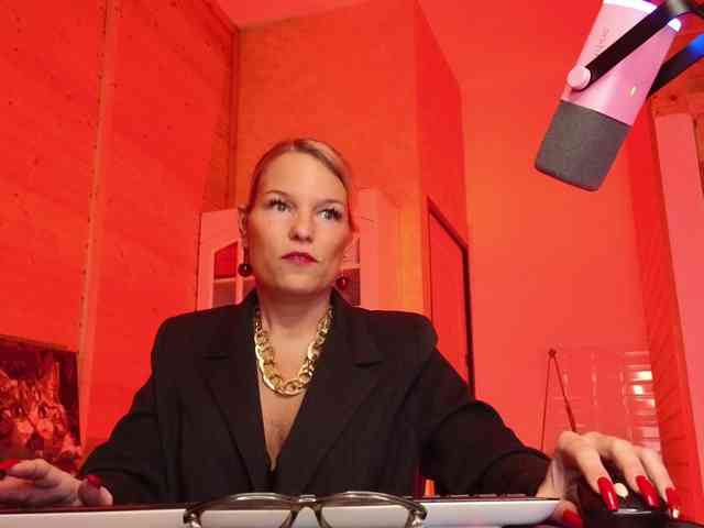 Findom_Lady_Shine webcam