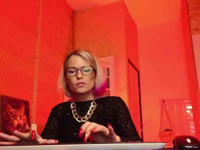 Findom_Lady_Shine webcam