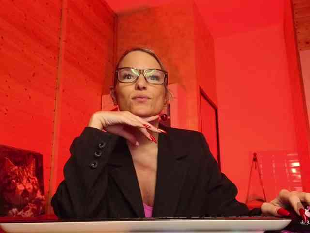 Findom_Lady_Shine webcam