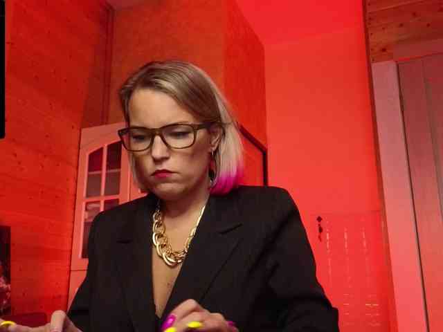 Findom_Lady_Shine webcam