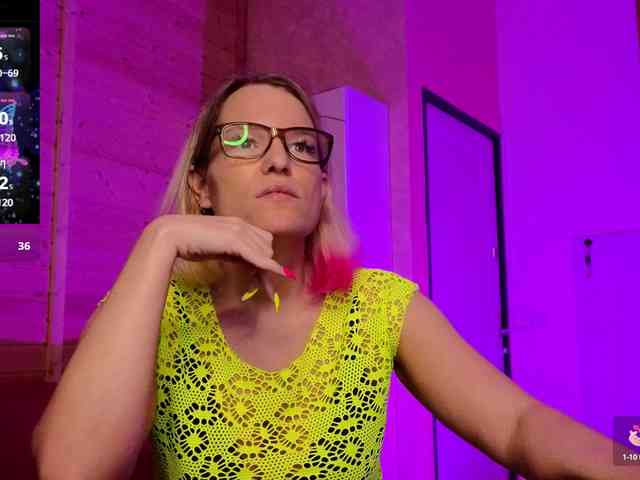 Findom_Lady_Shine webcam