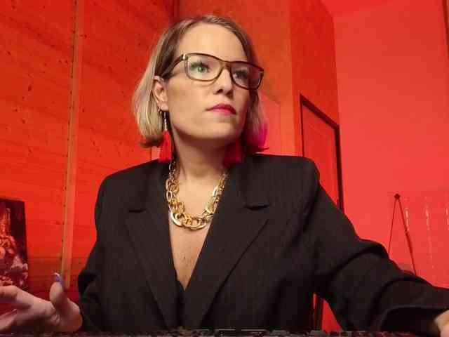 Findom_Lady_Shine webcam