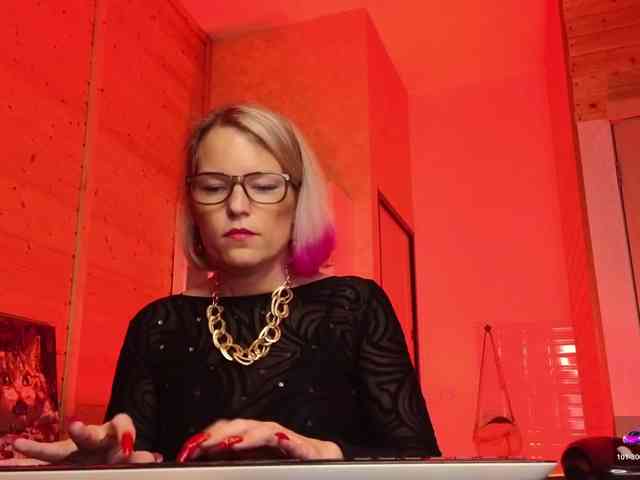 Findom_Lady_Shine webcam