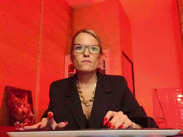 Findom_Lady_Shine webcam