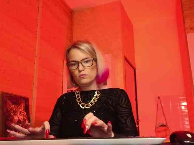 Findom_Lady_Shine webcam