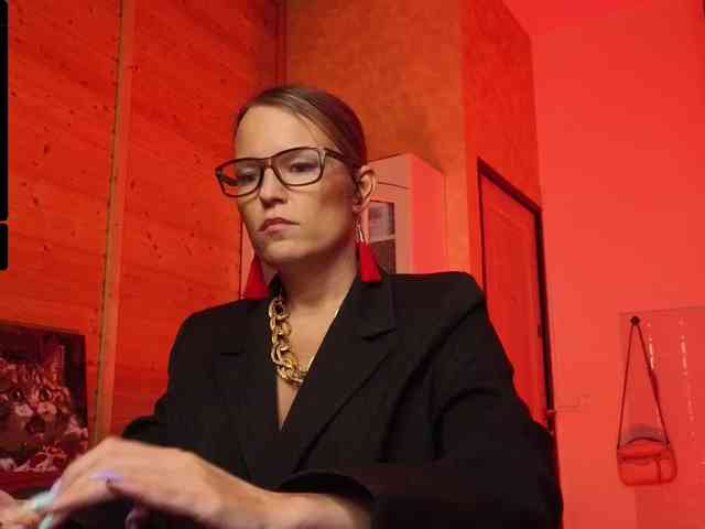 Findom_Lady_Shine webcam