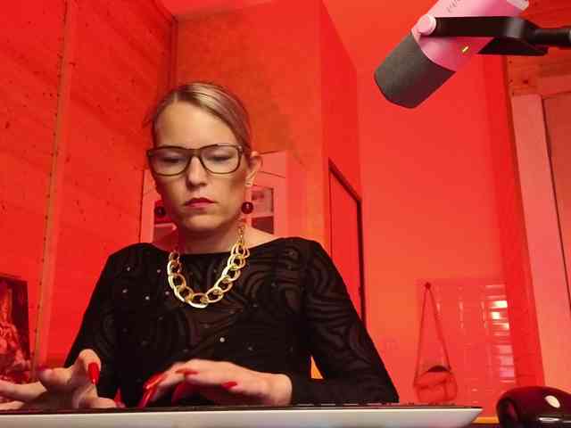 Findom_Lady_Shine webcam