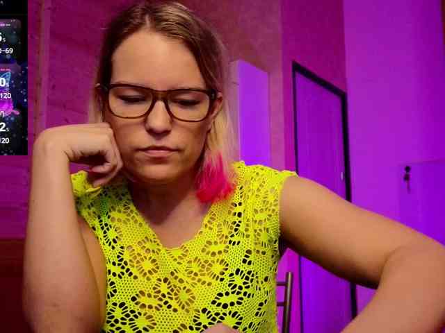 Findom_Lady_Shine webcam