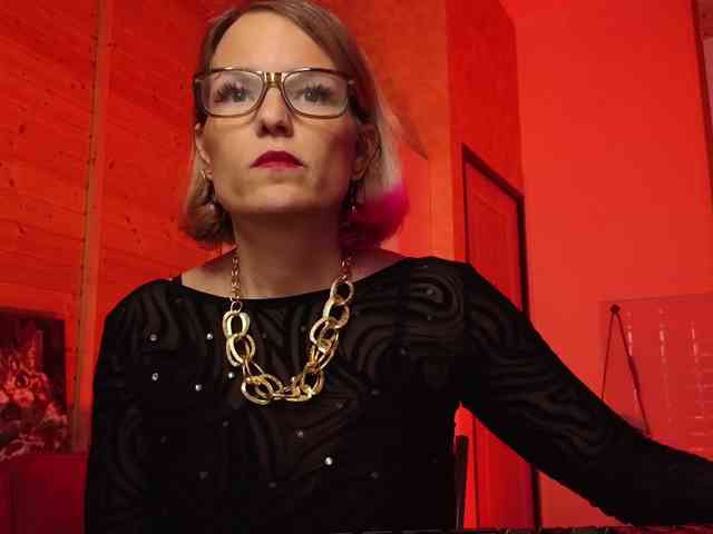 Findom_Lady_Shine webcam