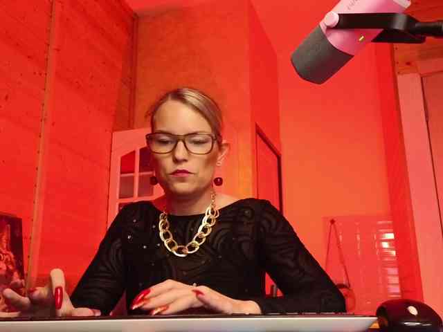 Findom_Lady_Shine webcam