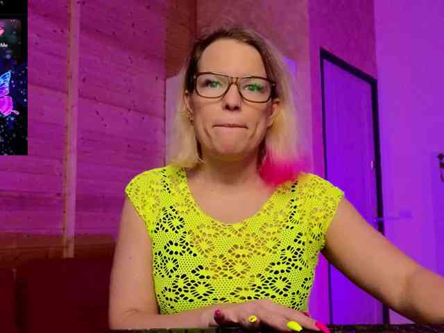 Findom_Lady_Shine webcam