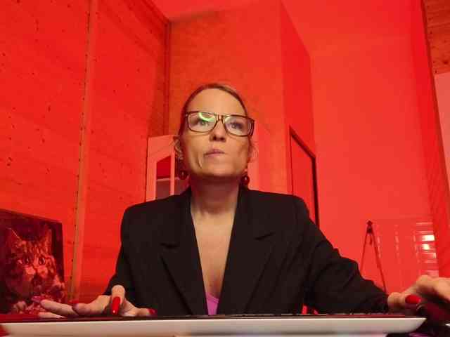 Findom_Lady_Shine webcam