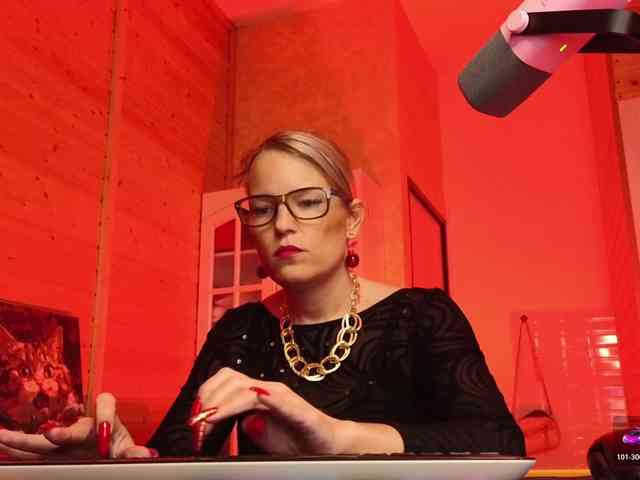 Findom_Lady_Shine webcam