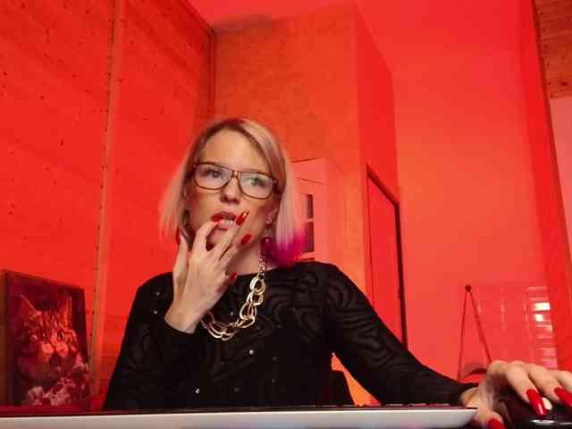 Findom_Lady_Shine webcam