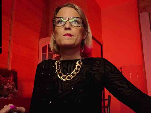 Findom_Lady_Shine webcam