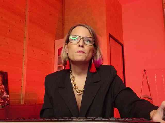 Findom_Lady_Shine webcam